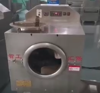 河南太康客戶來到許昌智工試機炒制瓜子