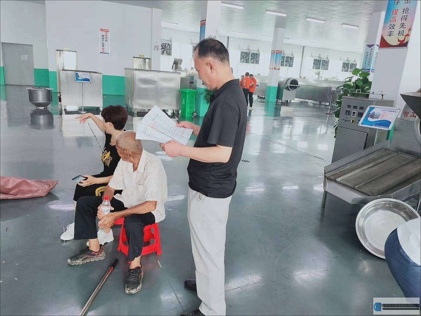 江蘇客戶來許昌智工試機炒制瓜子現(xiàn)場簽訂合同