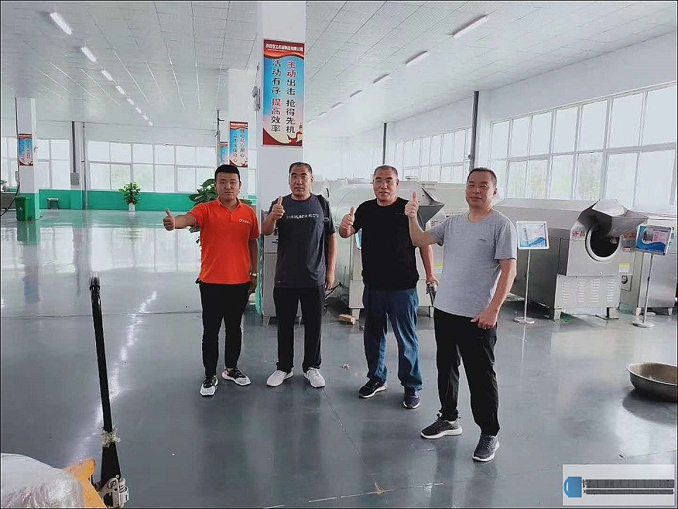 河北客戶來(lái)到許昌智工試機(jī)炒貨設(shè)備
