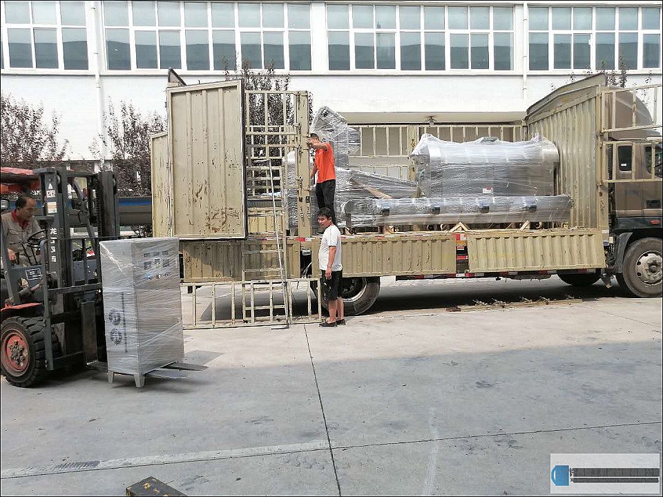 河北客戶訂購(gòu)兩米流水線裝車發(fā)貨