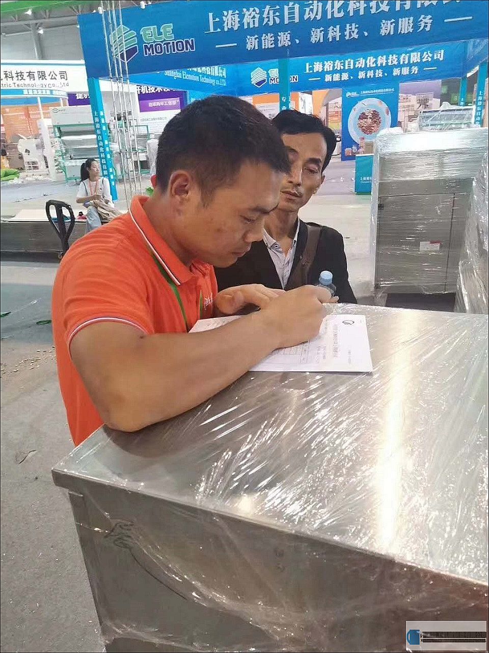 安徽客戶展會(huì)現(xiàn)場(chǎng)訂購(gòu)一臺(tái)電磁炒貨機(jī)