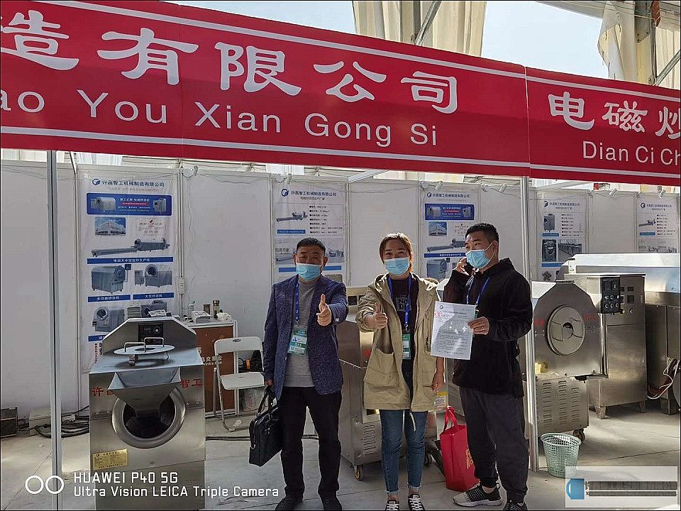 濟南展會第一天客戶現(xiàn)場簽訂購機合同