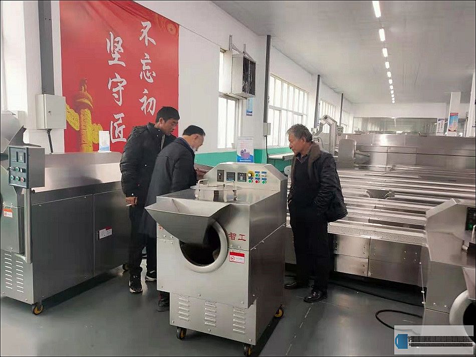 洛陽客戶考察訂購小型電磁炒貨機(jī)