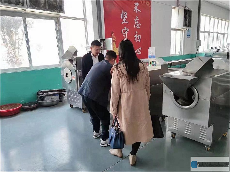 新鄉(xiāng)客戶光臨許昌智工考察訂購多功能電磁炒貨機