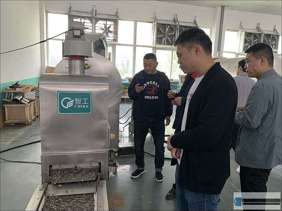 山東菏澤客戶考察訂購兩米電磁流水線炒貨機