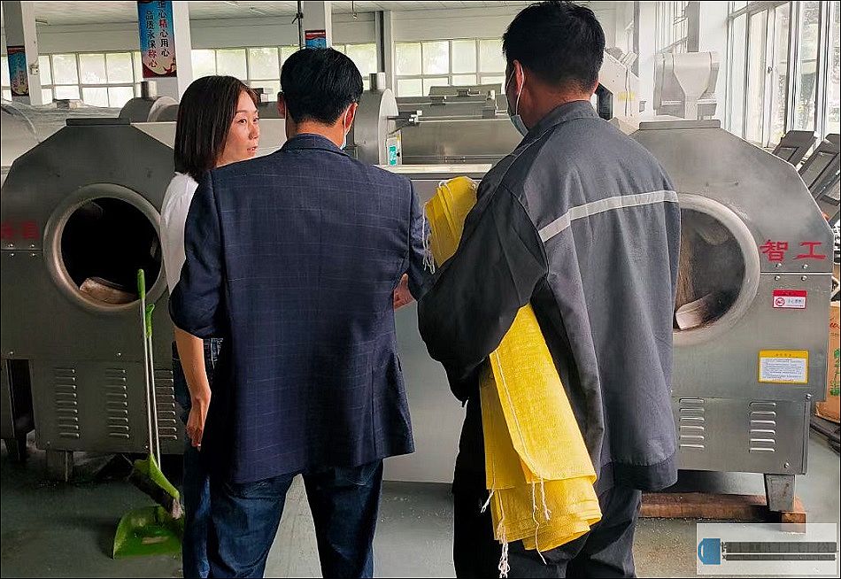 商丘客戶來廠試機訂購100斤電磁炒芝麻設備