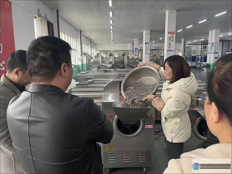 河南長(zhǎng)葛客戶來廠試機(jī)訂購(gòu)兩臺(tái)小型電磁炒貨機(jī)