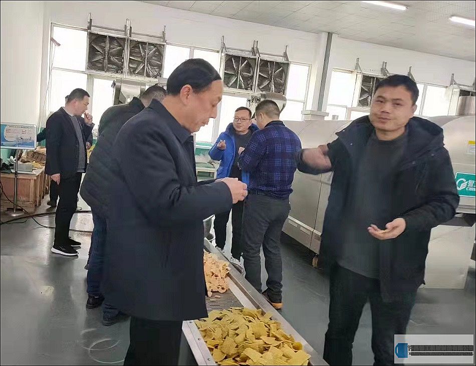 東北客戶來(lái)廠試機(jī)電磁流水線炒貨機(jī)炒制膨化蝦條
